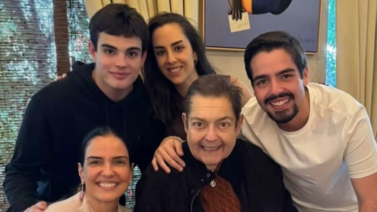 Faustão aparece sorridente em novo registro do filho