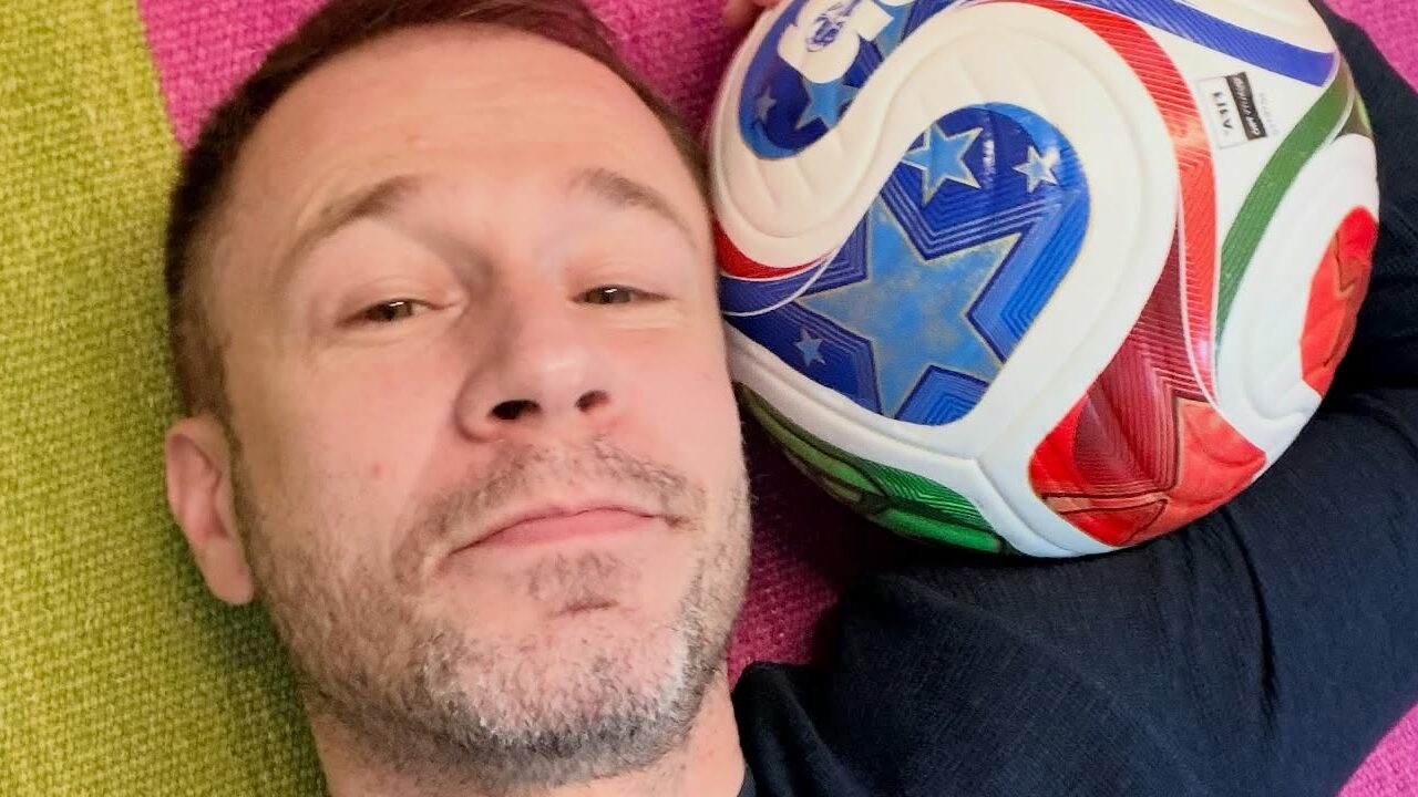 Tiago Leifert emociona ao revelar diagnóstico durante o Teleton 2025