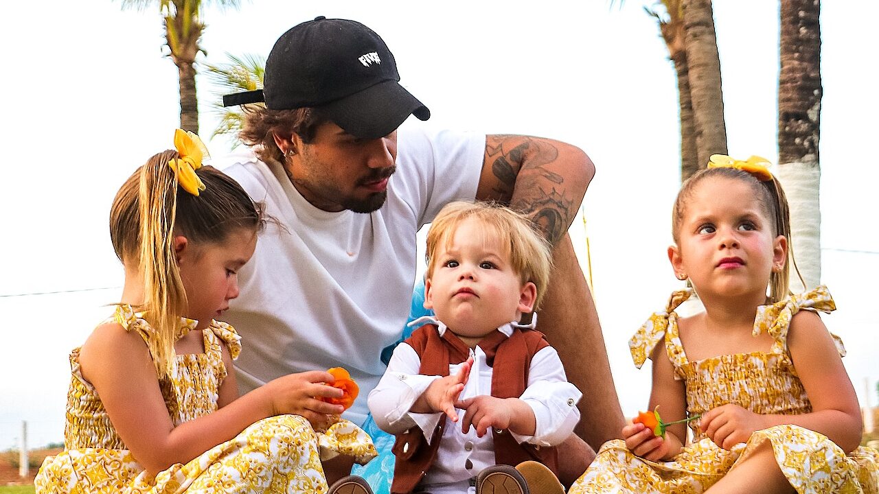 Maria Alice e Maria Flor encantam as redes com “show” para o pai