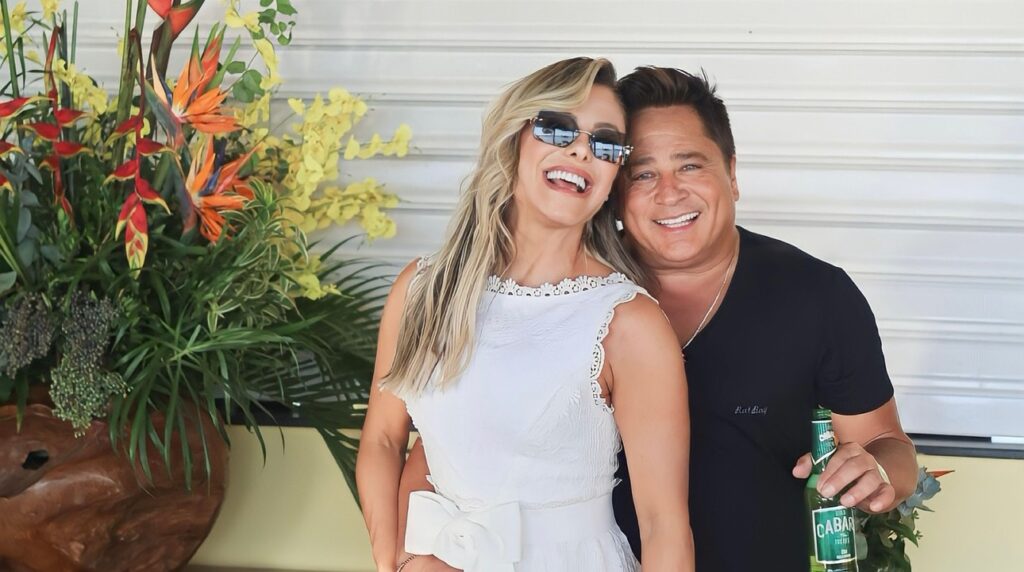 Cantor Leonardo choca ao “regar” bolo com cachaça