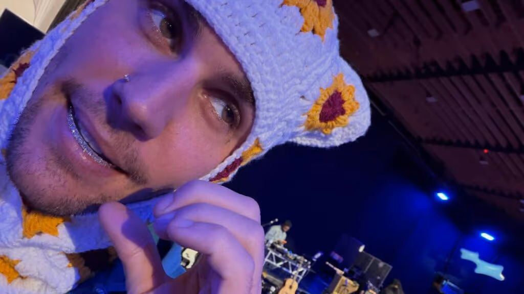 Justin Bieber não consegue cantar após lesão