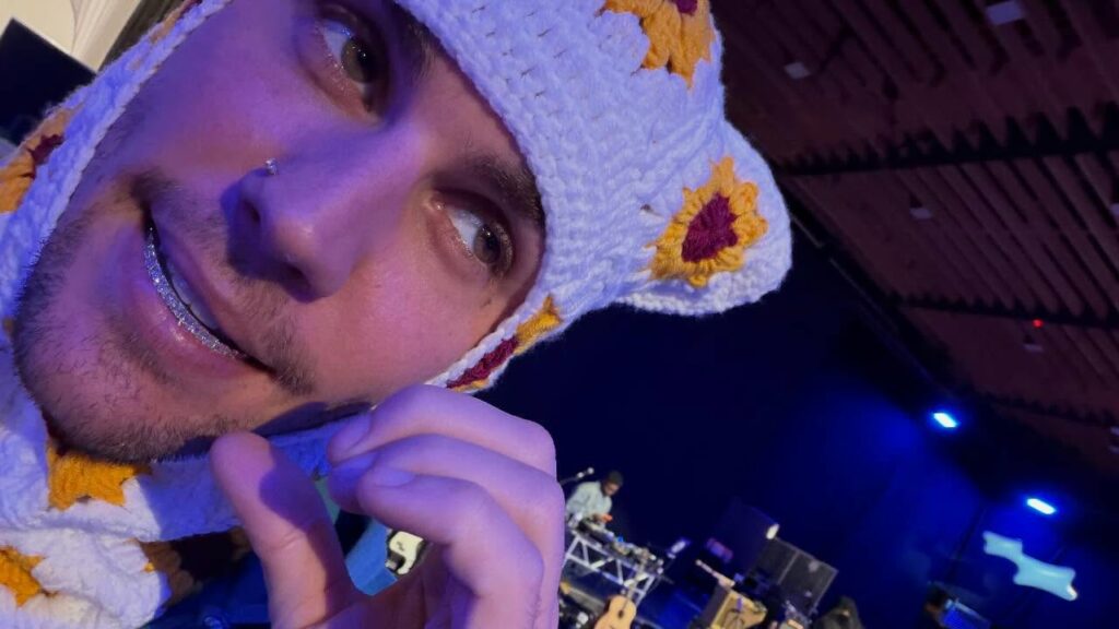 Justin Bieber não consegue cantar após lesão
