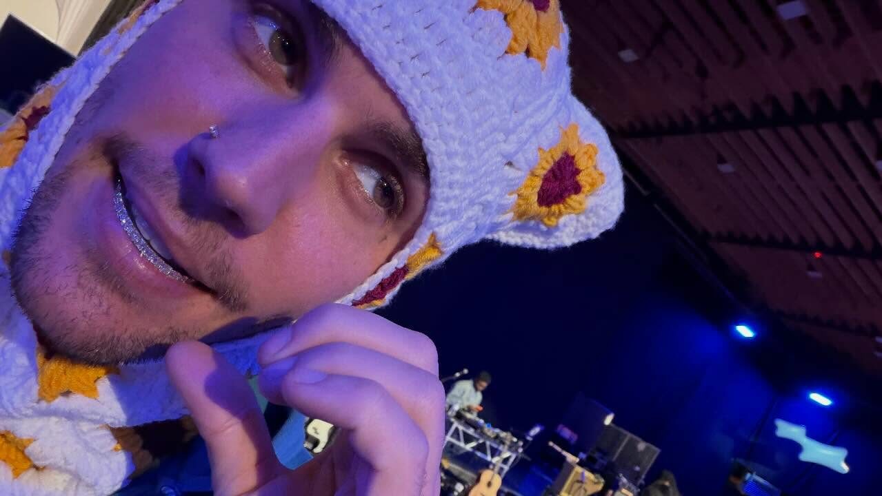 Justin Bieber não consegue cantar após lesão