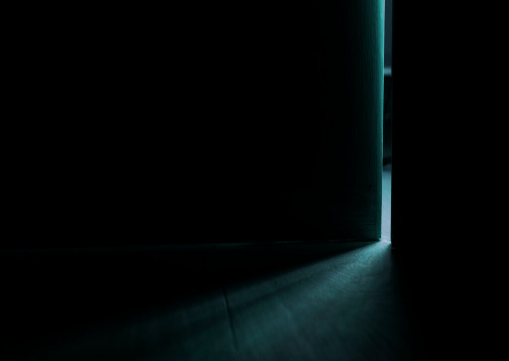 O medo do escuro é um estado de alerta que o nosso corpo cria em ambientes com baixa luminosidade - Por rawpixel.com / Freepik