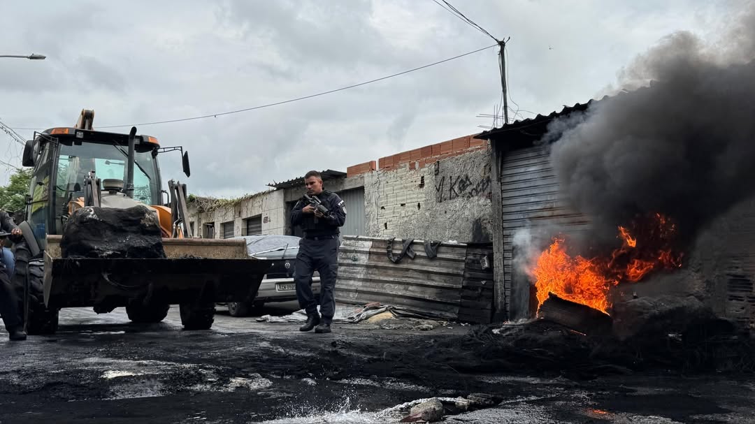 Barricada Zero: operação remove 200 toneladas de obstáculos