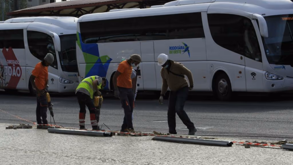 Acidente com ônibus de cantora sertaneja deixa 23 feridos