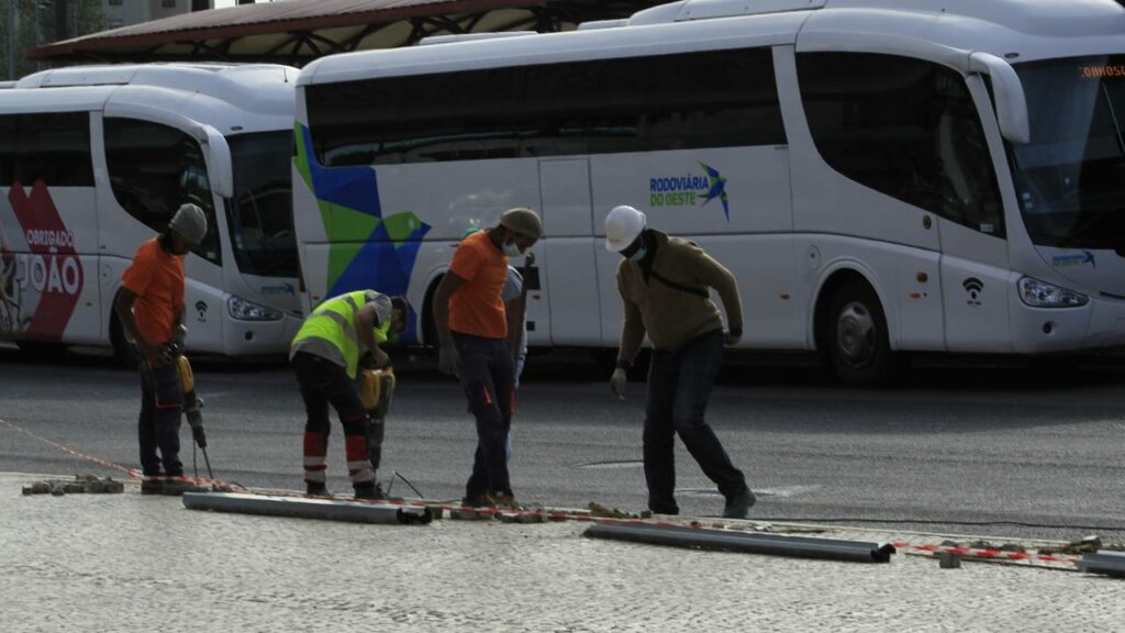 Acidente com ônibus de cantora sertaneja deixa 23 feridos