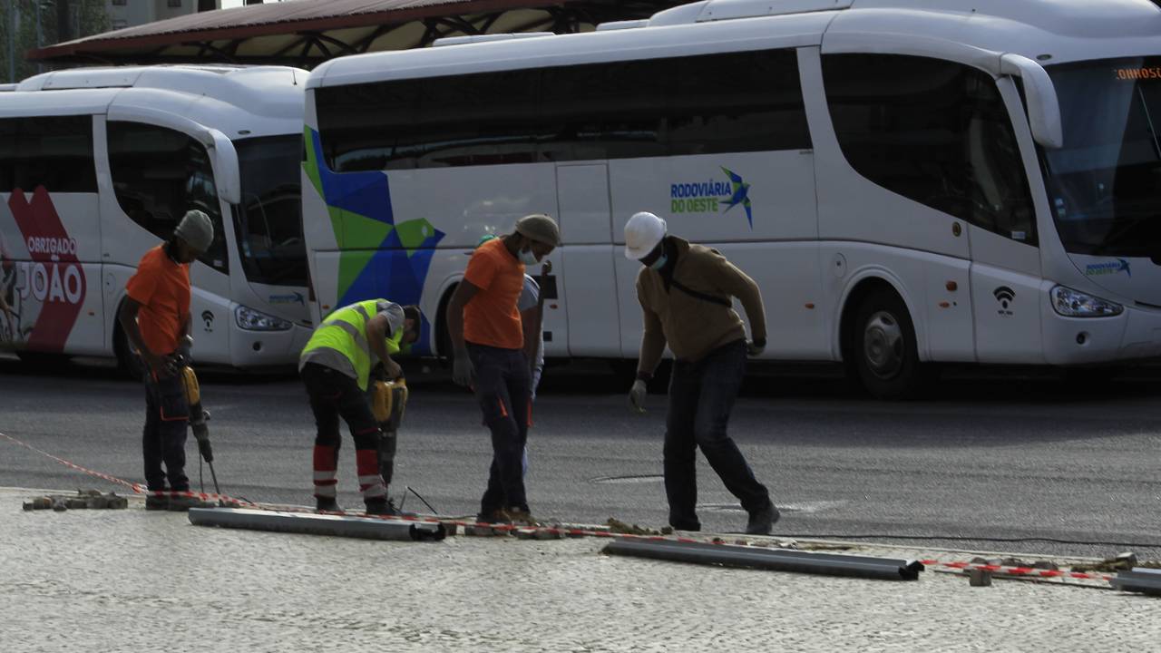 Acidente com ônibus de cantora sertaneja deixa 23 feridos