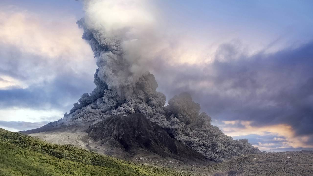 Após 12 mil anos adormecido, vulcão entra em erupção pela 1° vez desde a Era do Gelo