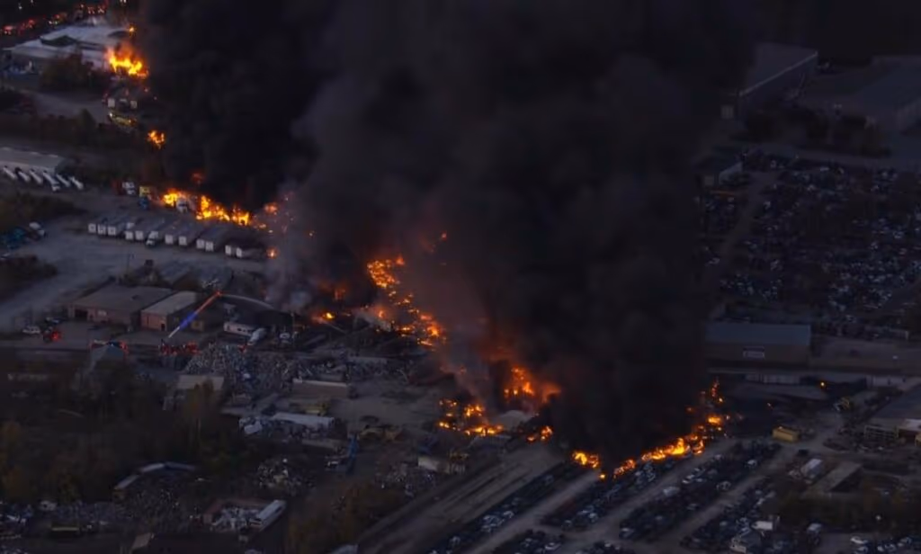 Avião cai nos EUA e provoca mega explosão, tudo gravado pelas câmeras