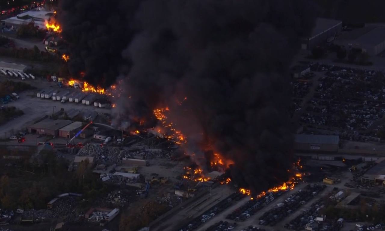 Avião cai nos EUA e provoca mega explosão, tudo gravado pelas câmeras