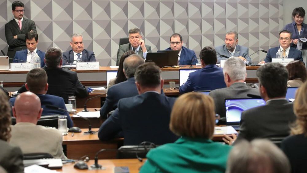 CPMI do INSS aprova convocação de deputado acusado de ameaçar Duarte Jr.