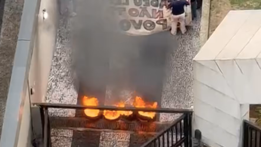 Extrema esquerda queima pneus em ato contra privatização em MG