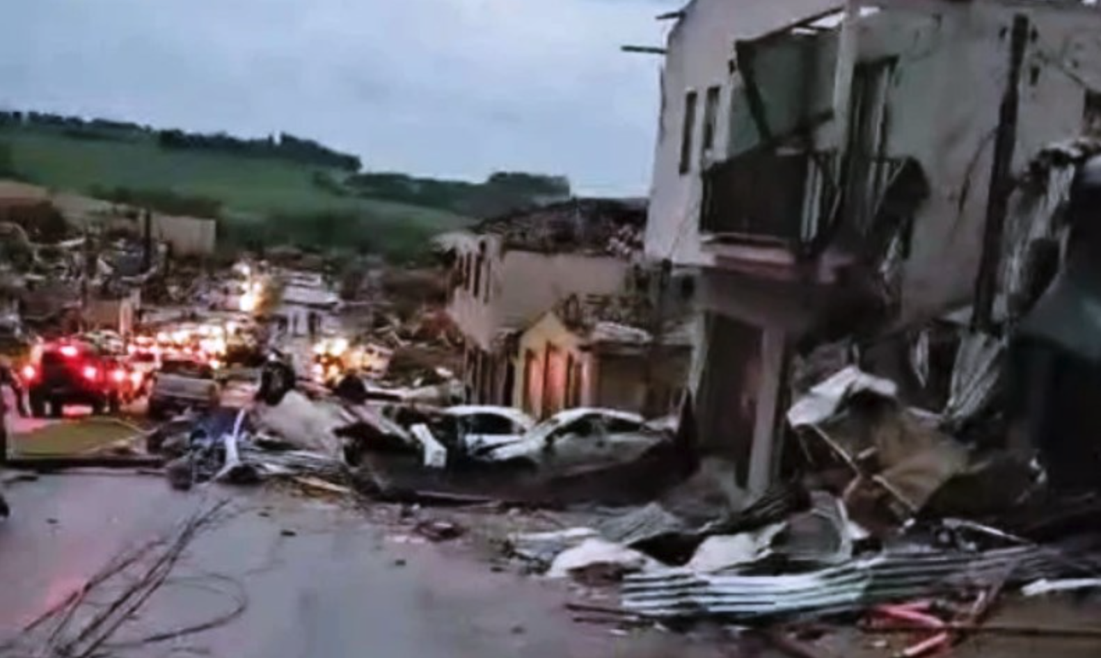 Tornado devasta cidade no Paraná e deixa mortos