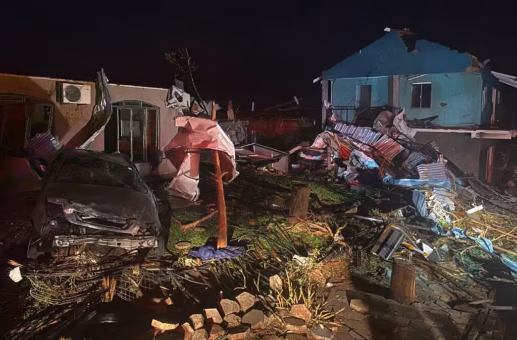 Tornado no Paraná deixa mais de mil desabrigados