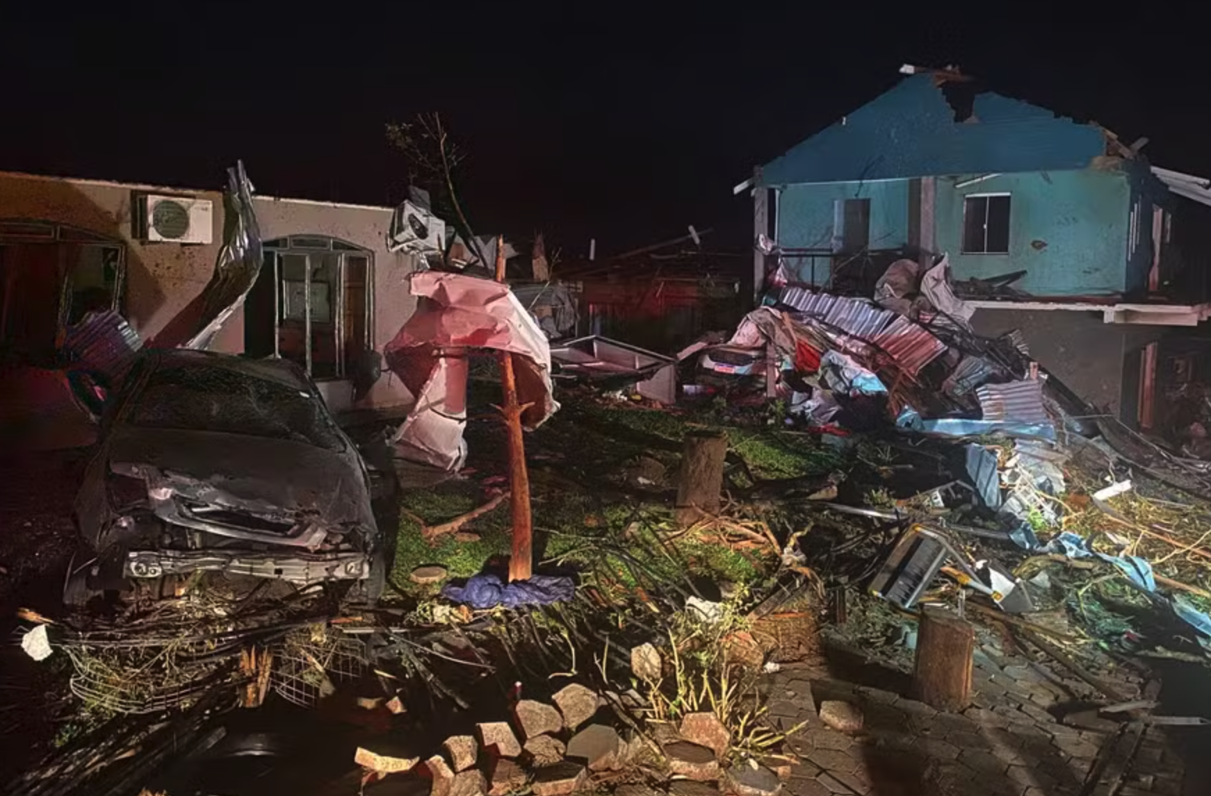 Tornado no Paraná deixa mais de mil desabrigados