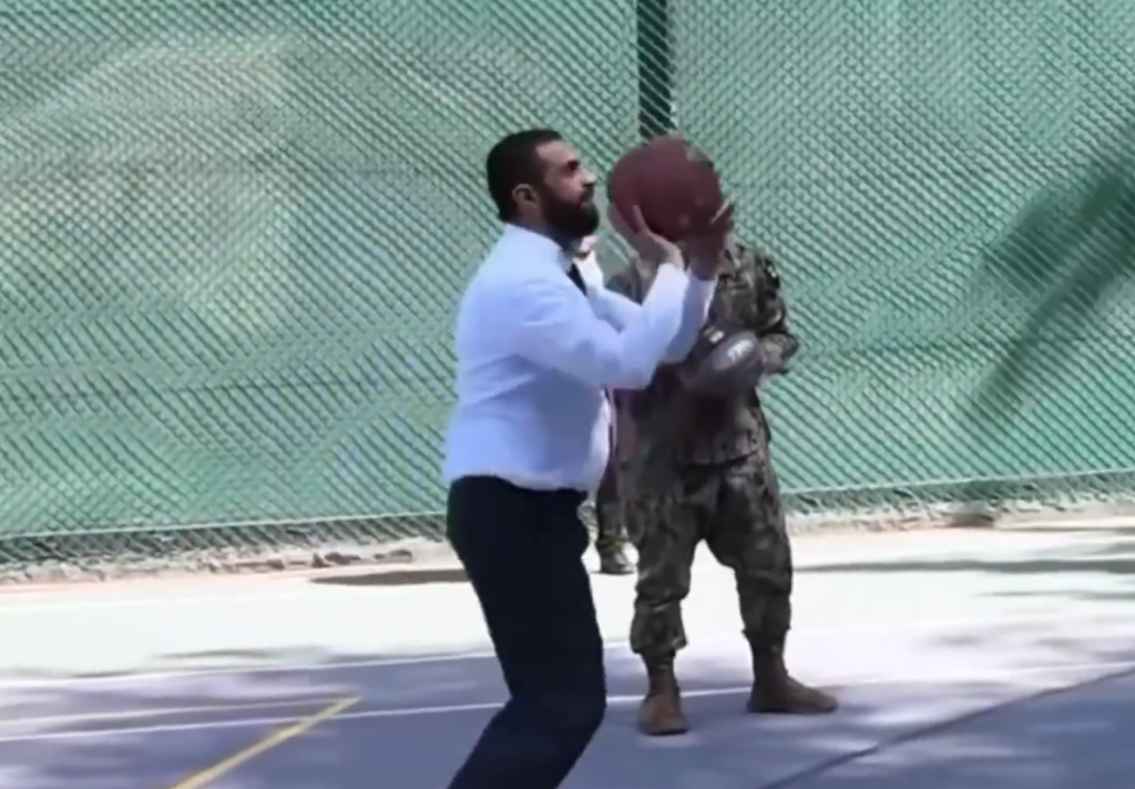 Ex-terrorista, líder sírio joga basquete antes de reunião com Trump