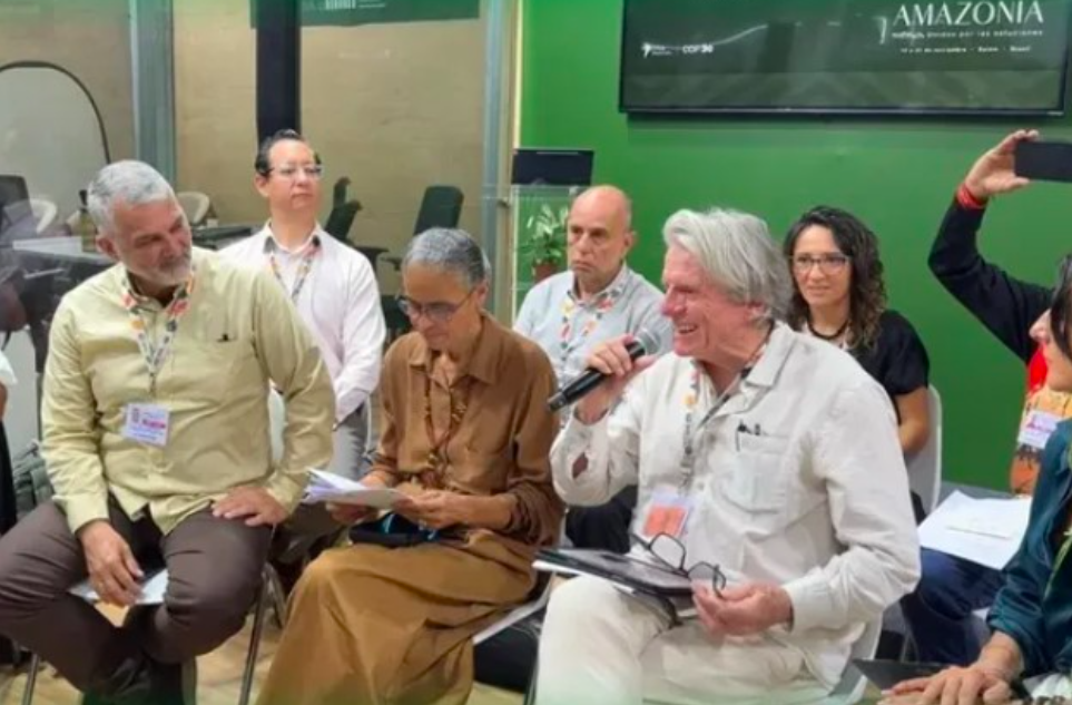 Ricardo Molina (à esquerda) com Marina Silva (ao centro), na COP30