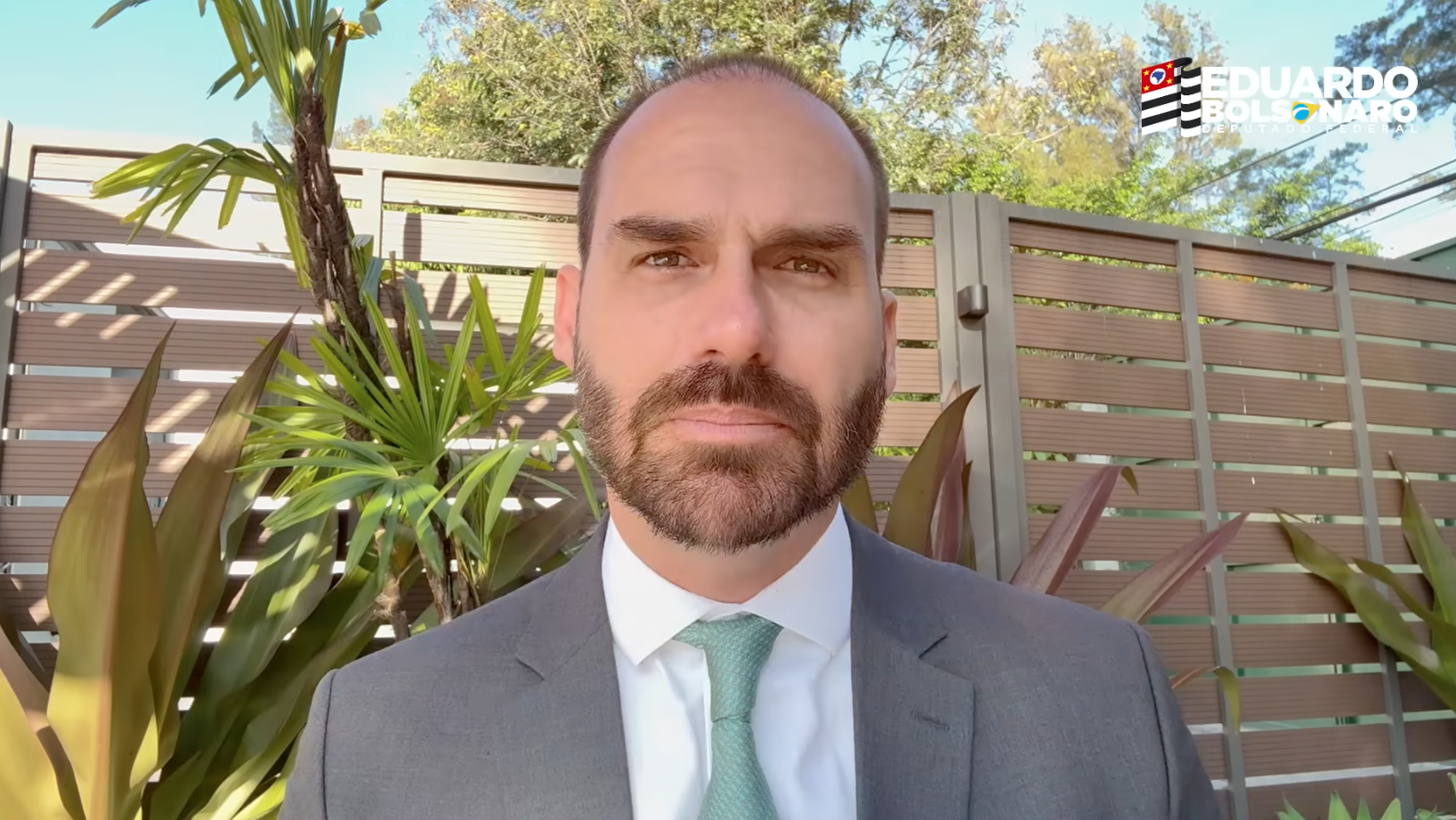 Eduardo volta a usar Trump como ameaça