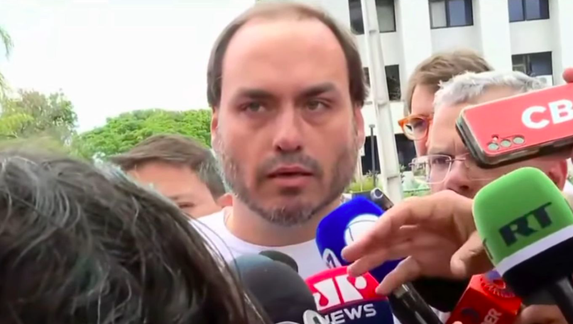 Carluxo reclama de falta de “informação” sobre Bolsonaro