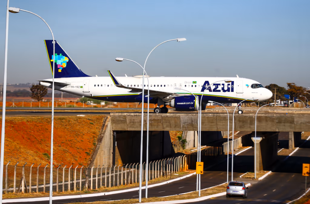PF investiga ameaça de bomba em avião da Azul