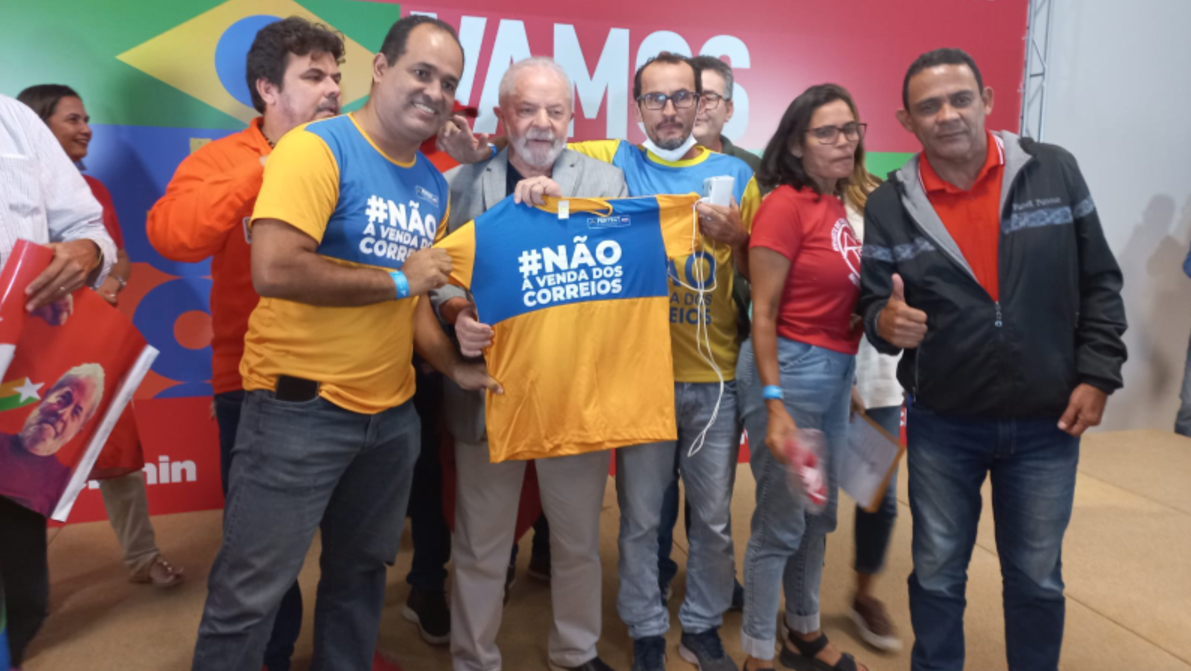 Correios entregam Lula