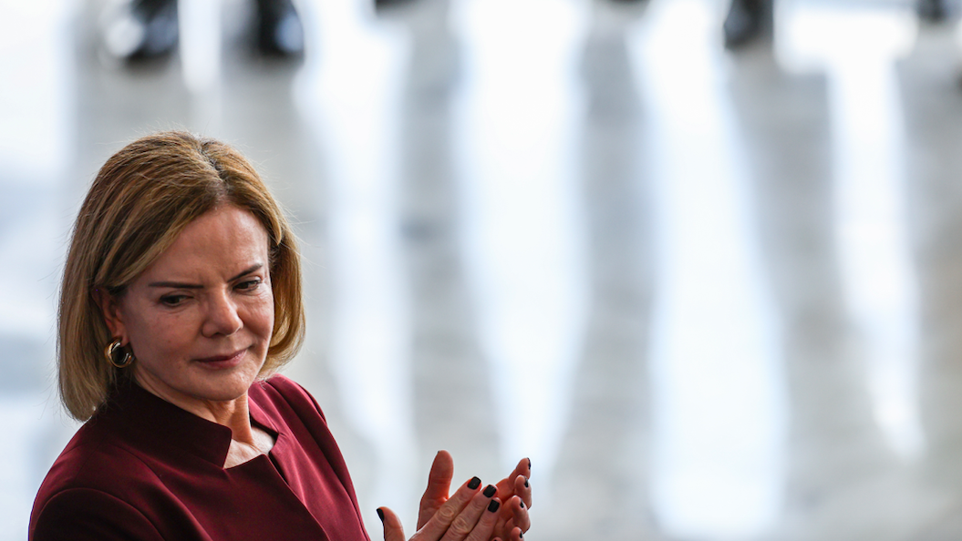 Gleisi põe panos quentes após protesto público de Alcolumbre