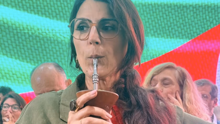 Manuela D’Ávila retorna disputando vaga com Pimenta ao Senado