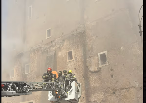Parte de torre medieval desaba em Roma e deixa bombeiro ferido