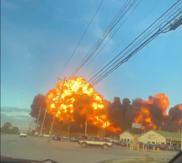 Avião de carga cai logo após decolagem em aeroporto de Lousville
