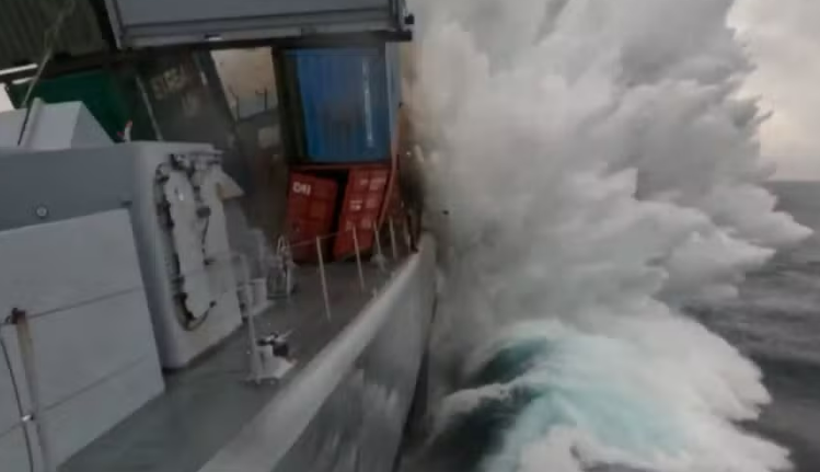 Otan afunda fragata com torpedo em demonstração no Mar da Noruega