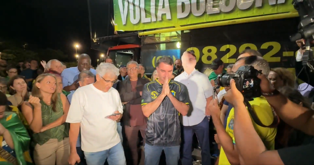 Opositor é expulso de vigília a Bolsonaro após discurso: “Abriu 700 mil covas”
