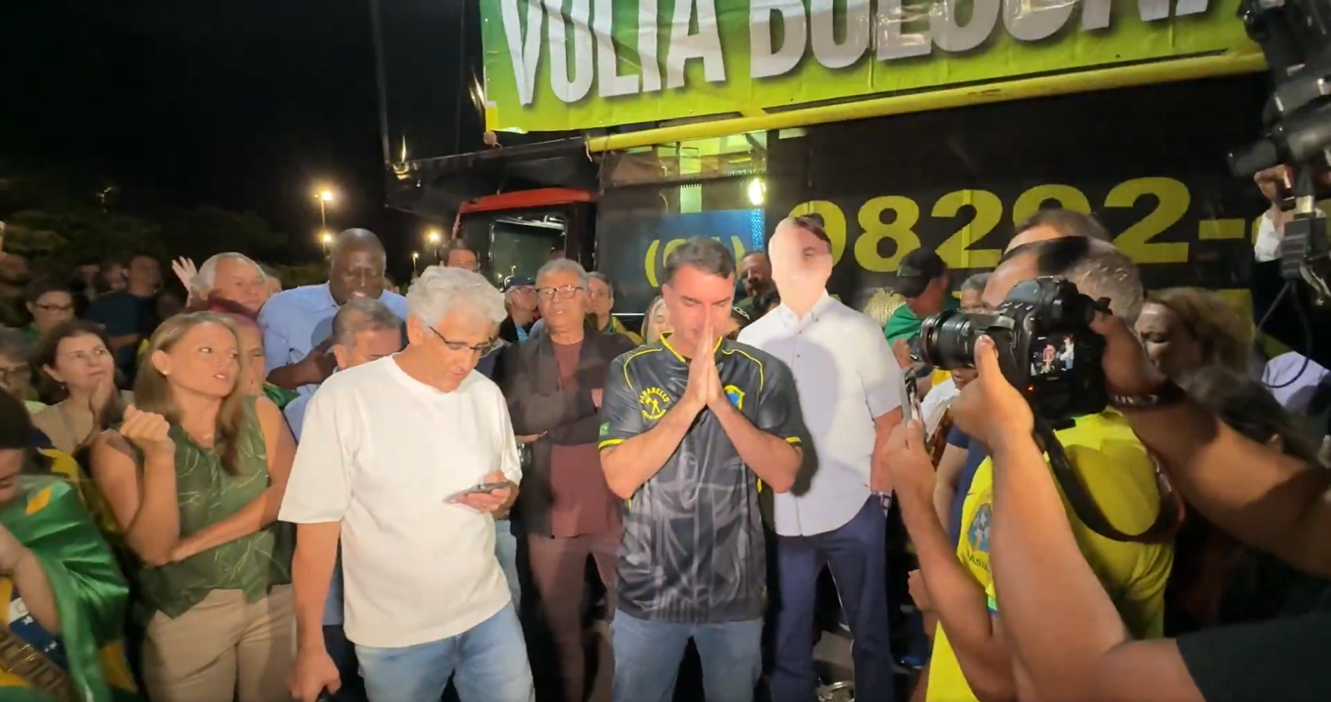 Opositor é expulso de vigília a Bolsonaro após discurso: “Abriu 700 mil covas”