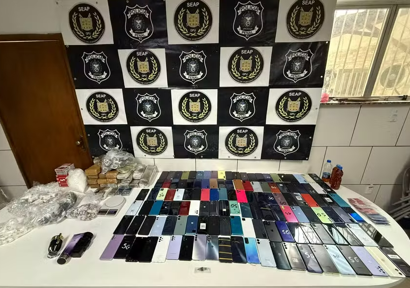 Mulher foge após tentar entrar com 20kg de drogas e 130 celulares em presídio no Rio