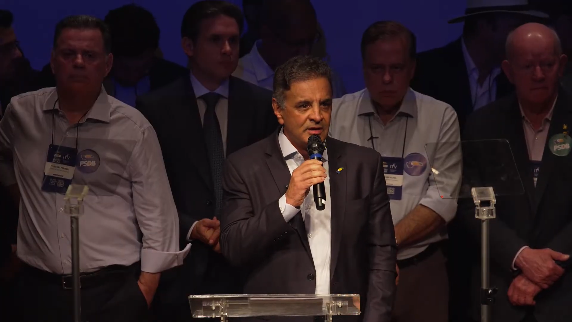 Aécio Neves volta à presidência do PSDB e critica polarização