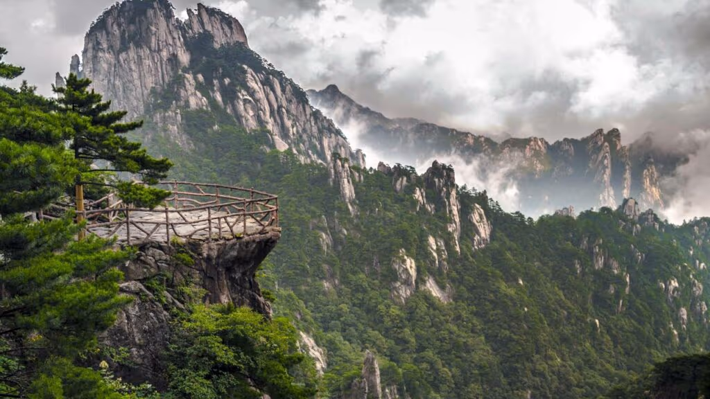 China constrói a “escada para as nuvens”, onde turistas sobem uma montanha até tocarem o céu