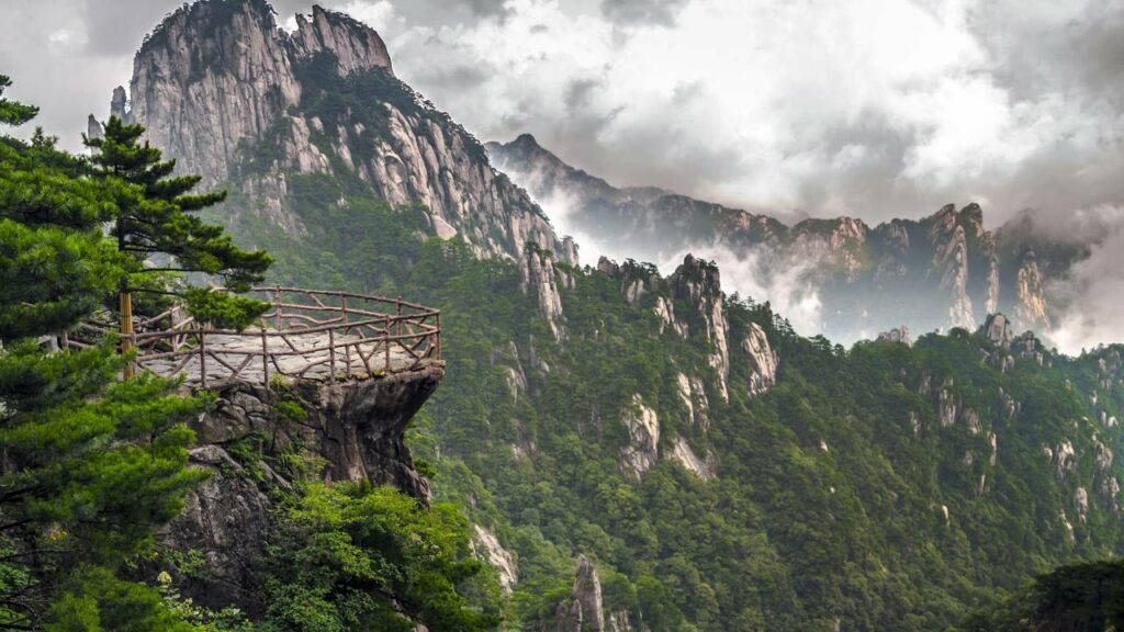 China constrói a “escada para as nuvens”, onde turistas sobem uma montanha até tocarem o céu