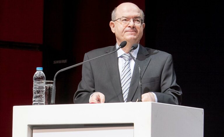 Christos Mantzoros, Professor de Medicina em Harvard: "Os cochilos estão associados a uma redução do estresse benéfica para o metabolismo"