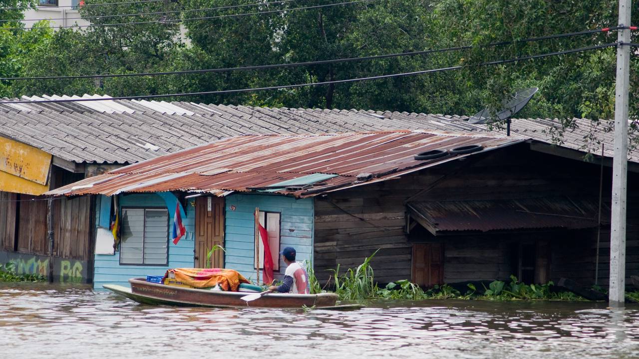 Chuva intensa causa inundação e deixa mais 500 mortos na Ásia