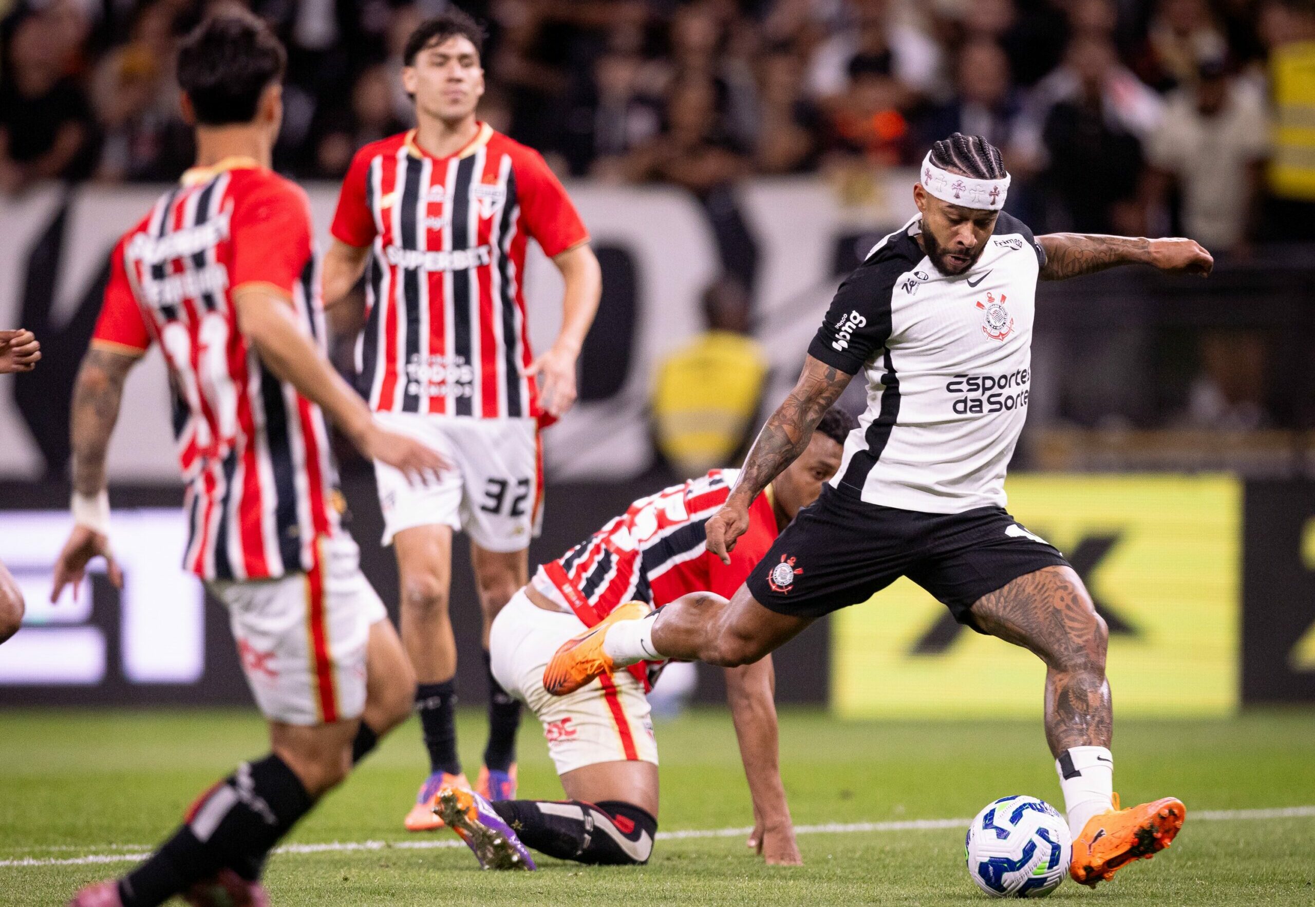 Corinthians volta a vencer o São Paulo com show de Memphis e Yuri e mira Libertadores