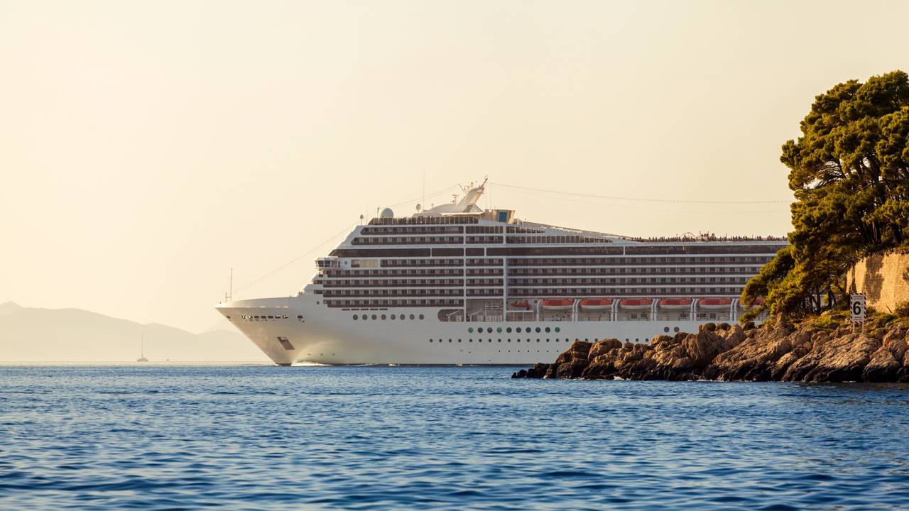 Cruzeiro de luxo cancela viagem por questões de segurança e depois é flagrado exibindo aviso para afastar piratas: ‘guardas armados a bordo’