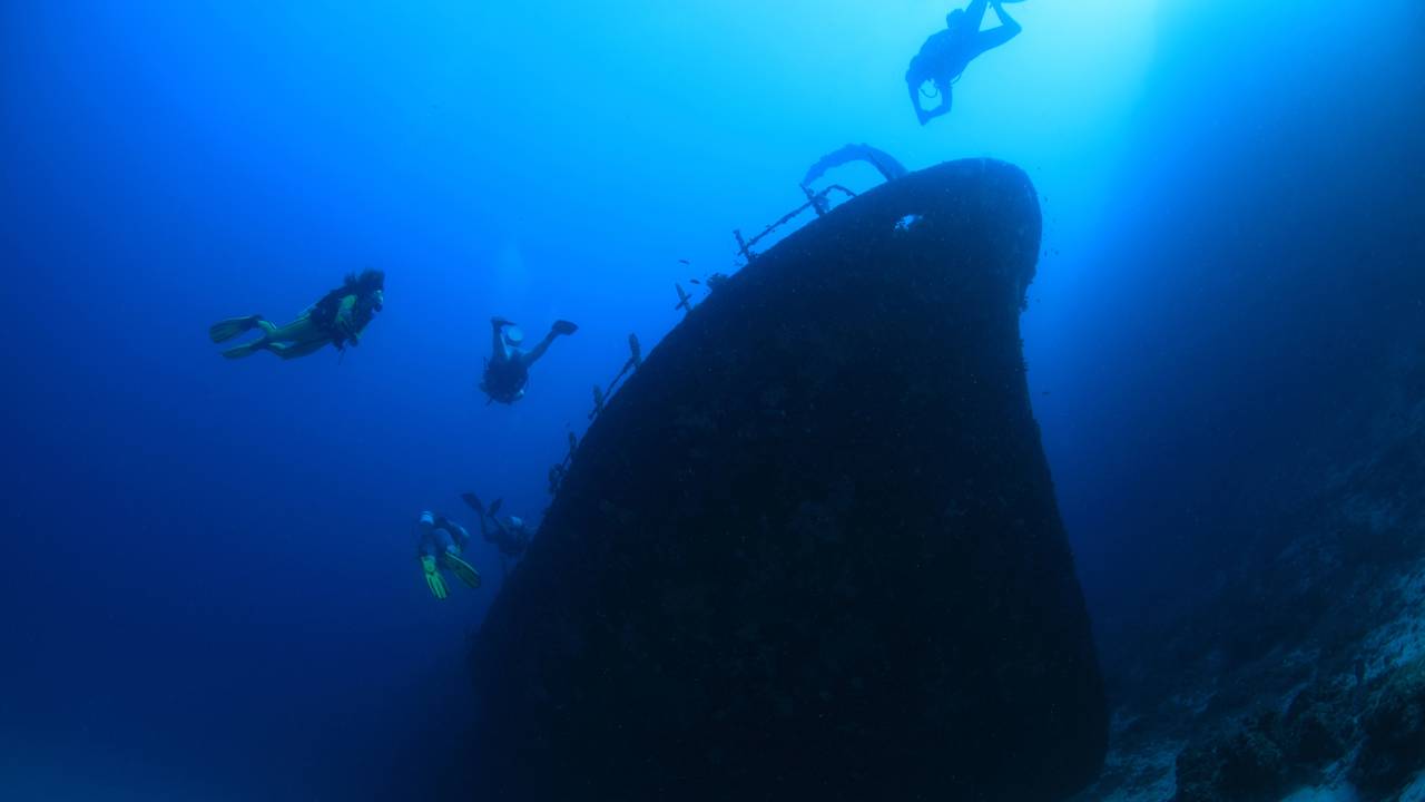 Descoberta arqueológica a mais de 2.500 metros vista como ‘impossível’ redefine os limites da exploração subaquática