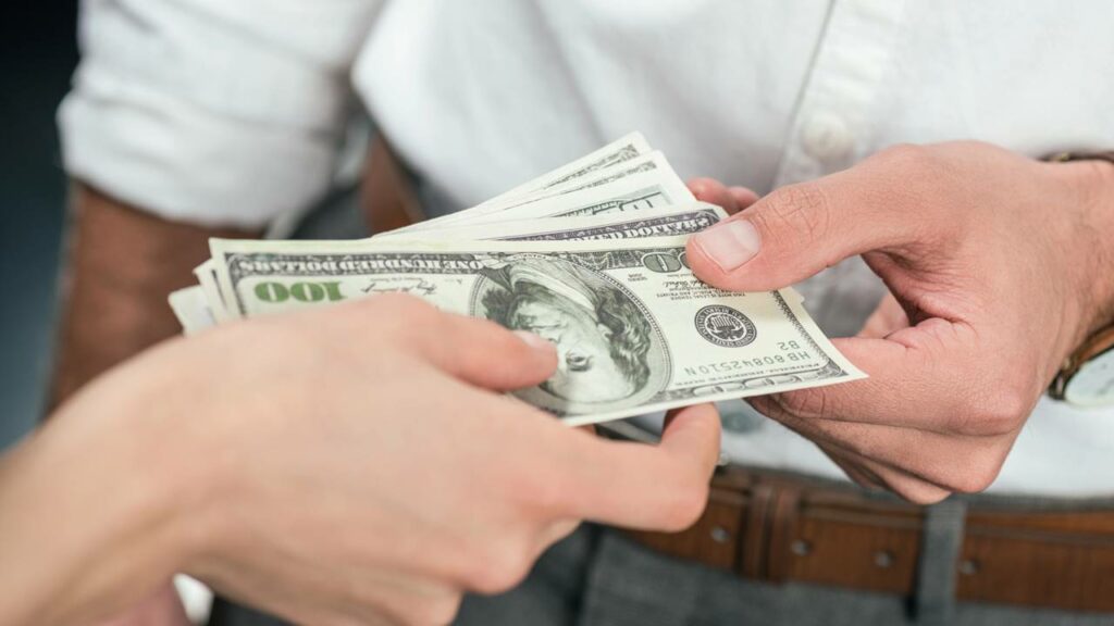 Profissões que estão enriquecendo brasileiros em dólar sem sair do país