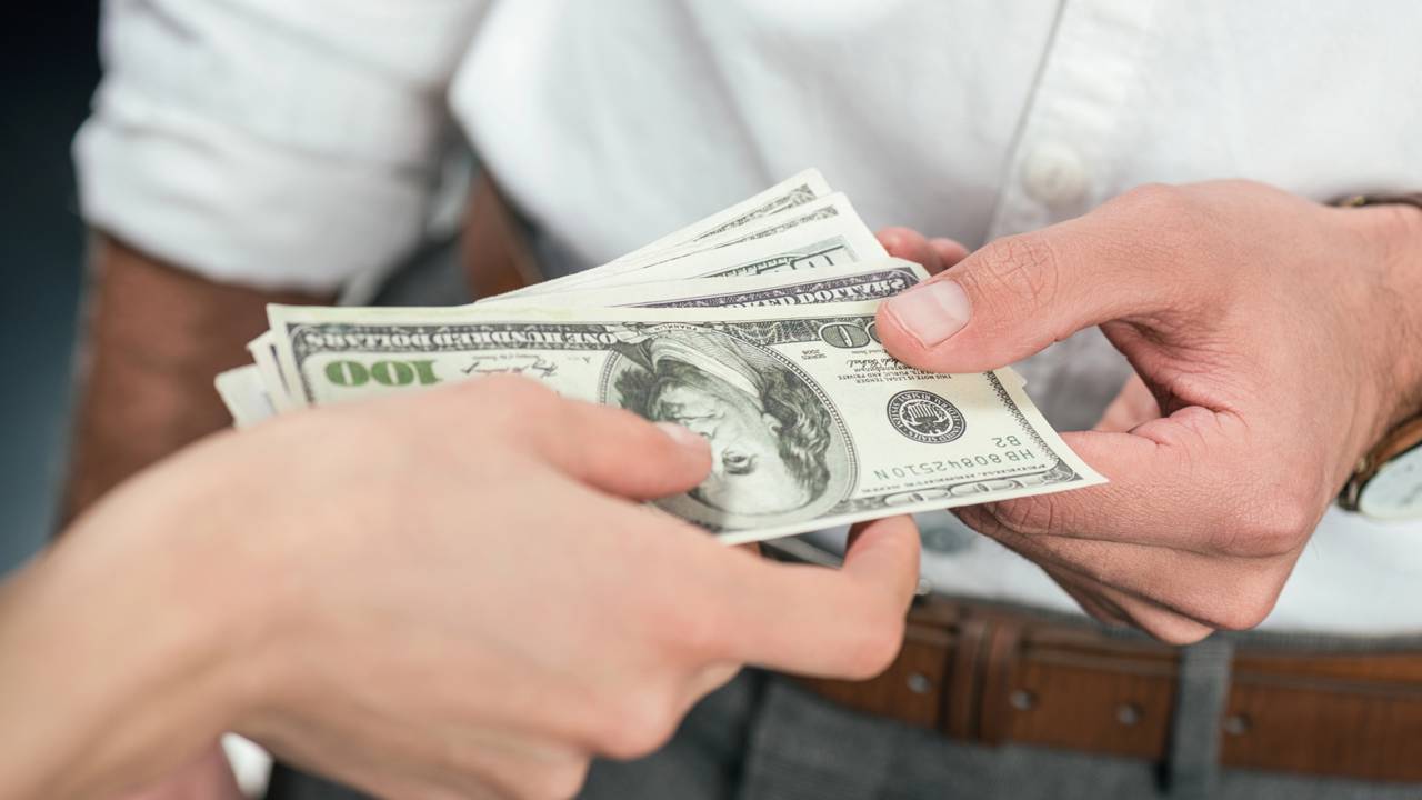 Profissões que estão enriquecendo brasileiros em dólar sem sair do país