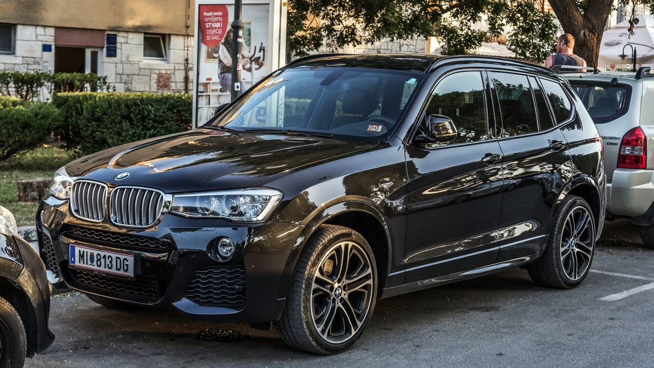 Dono de BMW ganha quase U$ 2 milhões por cortar o dedo na porta do carro