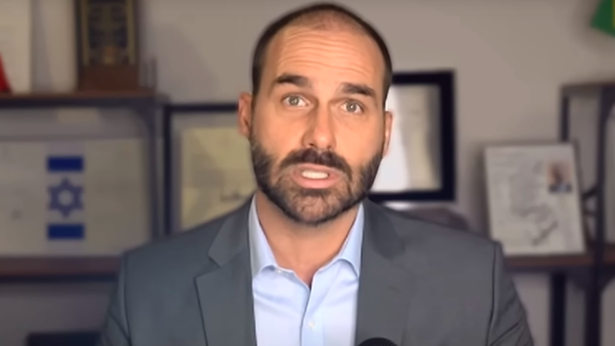 Crusoé: Eduardo Bolsonaro aponta o dedo para os “camisas 10 de Moraes”
