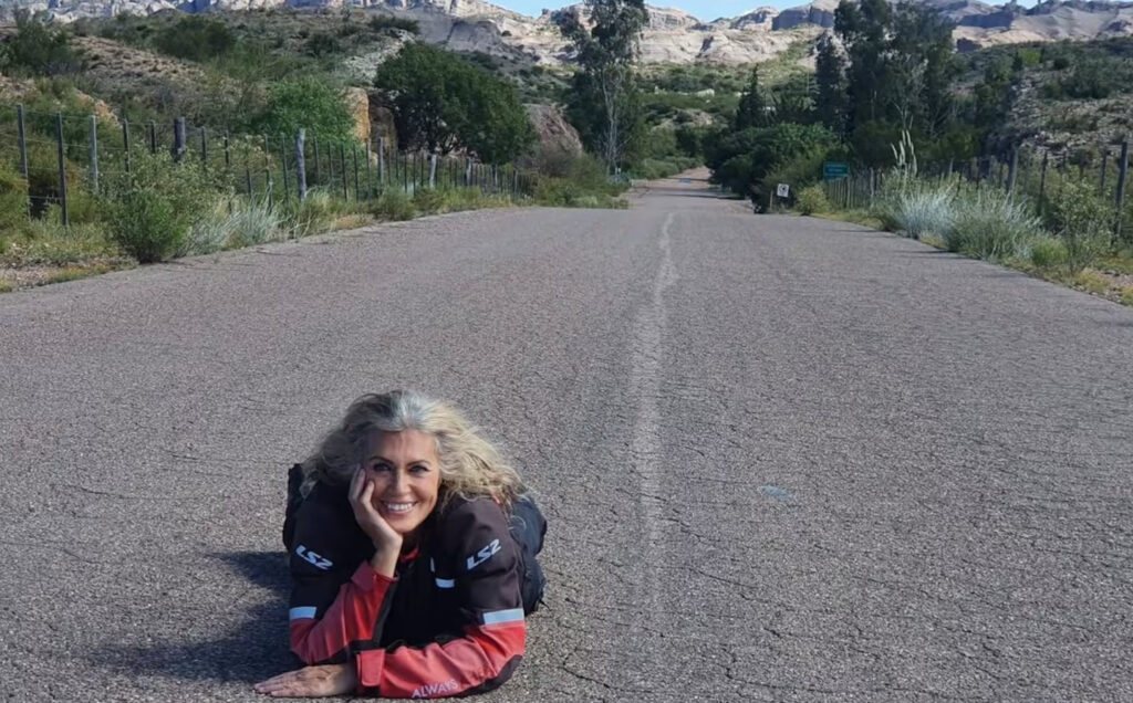 Ela chegou aos 60 anos e após se aposentar, aprendeu a andar de moto e encontrou uma nova maneira de viver na estrada