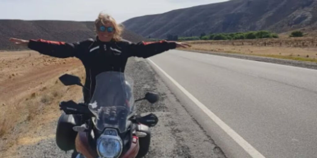 Ela chegou aos 60 anos e após se aposentar, aprendeu a andar de moto e encontrou uma nova maneira de viver na estrada