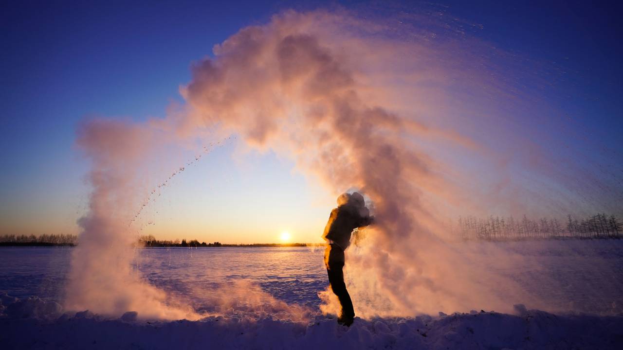 Esse é o efeito de água fervente jogada no ar com uma temperatura de -30°C