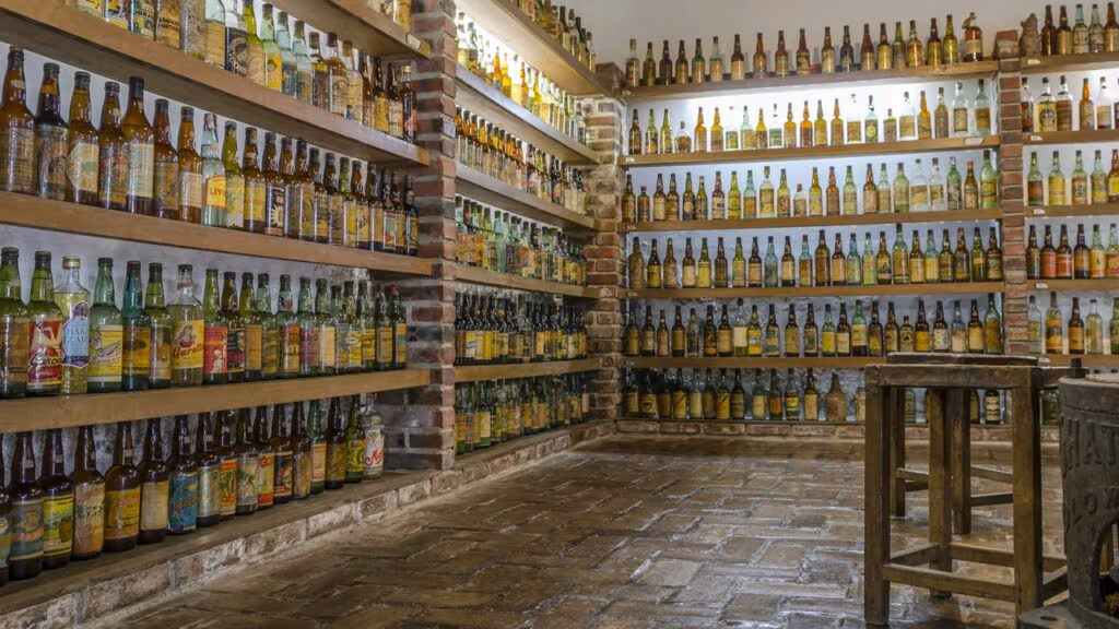 Esse homem possui a maior coleção de rótulos de cachaça do Brasil